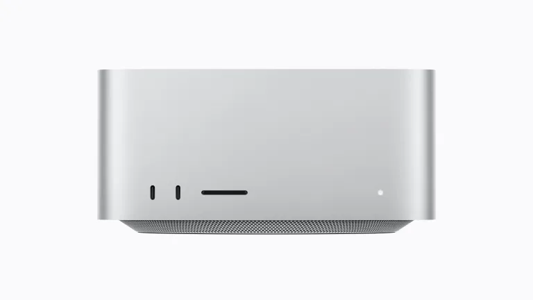 Nový Apple Mac Studio s čipy M5 Max a M5 Ultra v kompaktním stříbrném těle